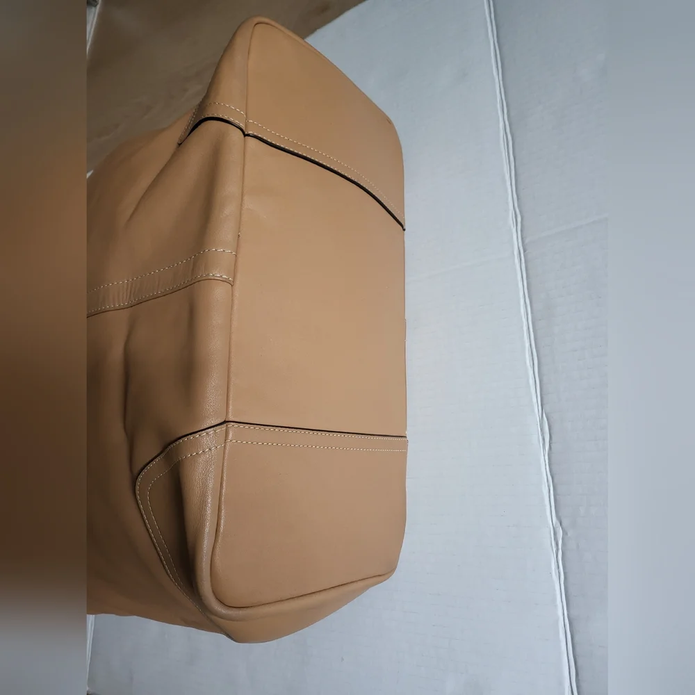 Coach Hadley Duffle Bag . - Picture 7 of 16